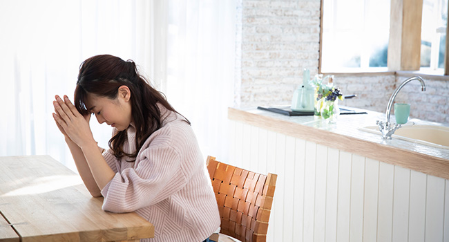 頭を抱える女性の写真